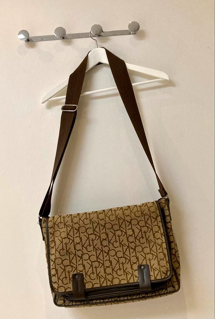 Sac en toile monogrammée Calvin Klein, Handtassen en Accessoires, Tassen | Damestassen, Zo goed als nieuw, Schoudertasje, Bruin