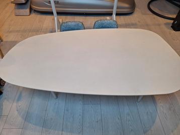 Tafel beschikbaar voor biedingen