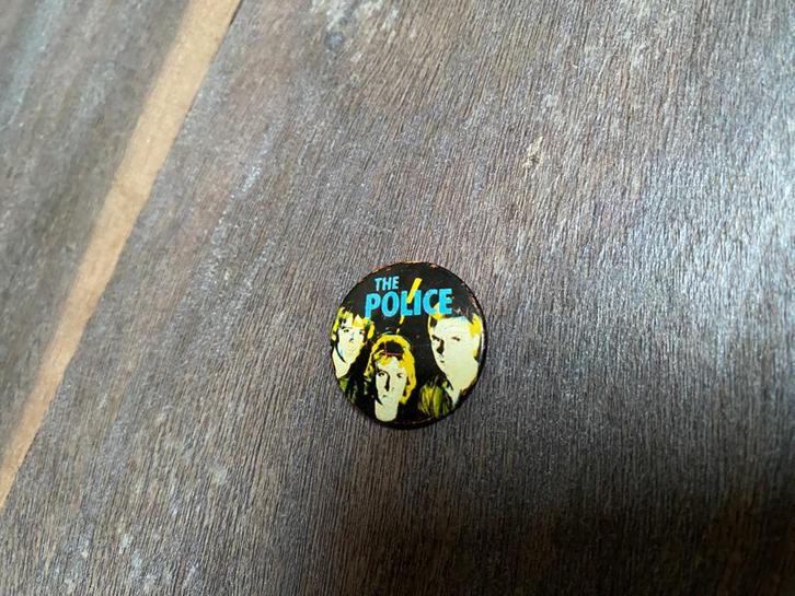 The Police mini badge 25mm noir jaune bleu vintage ’70s US, Collections, Broches, Pins & Badges, Utilisé, Insigne ou Pin's, Autres sujets/thèmes
