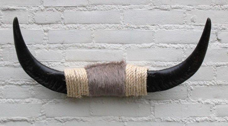 Texas style BULLBAR- 63 cm - afgewerkt met vel en sisaltouw, Verzamelen, Dierenverzamelingen, Nieuw, Overige typen, Boerderijdier