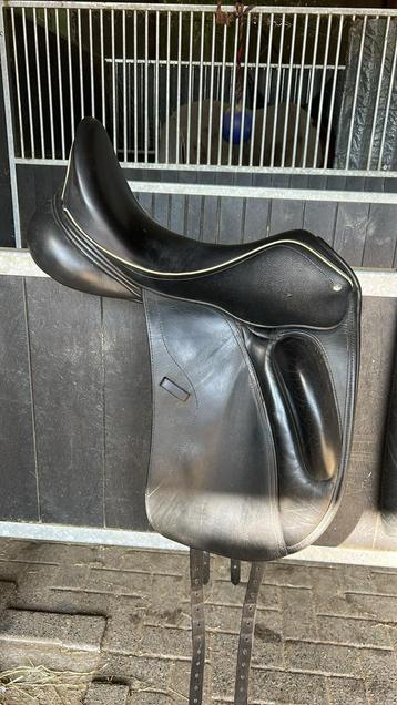 In zeer goede staat custom advantage R 18 inch dressuurzadel beschikbaar voor biedingen
