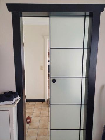 Moderne binnen schuifdeur in glas beschikbaar voor biedingen