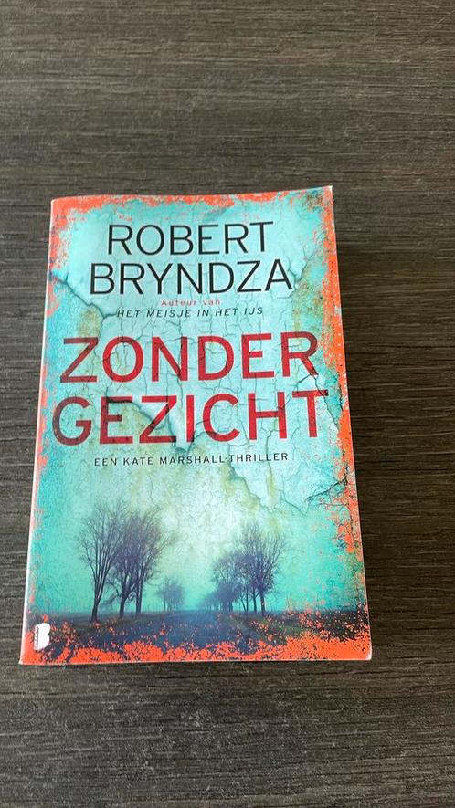 Robert Bryndza - Zonder gezicht, Boeken, Thrillers, Zo goed als nieuw, Ophalen of Verzenden
