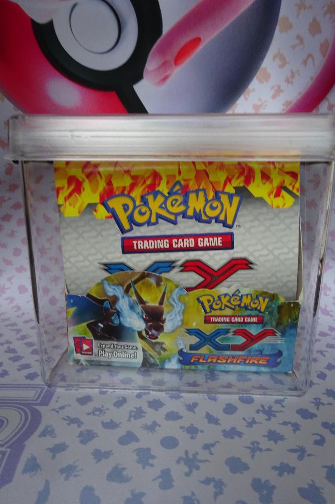 Pokémon XY FlashFire booster box Lege Doos inc. bewaardoos, Hobby en Vrije tijd, Verzamelkaartspellen | Pokémon, Zo goed als nieuw