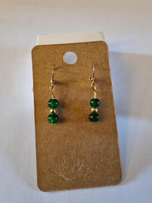 Handgemaakte bosgroene en gouden pareloorbellen, Handtassen en Accessoires, Oorbellen, Nieuw, Hangers, Goud, Goud, Ophalen of Verzenden