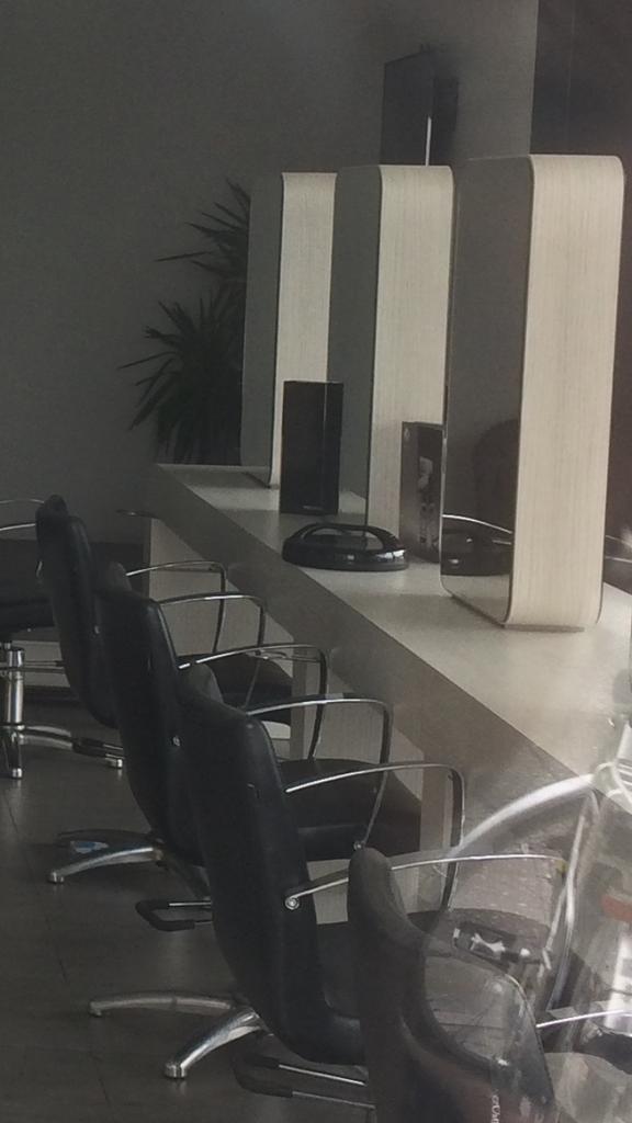 Kapsalon/kapper inrichting tafel met spiegels, Zakelijke goederen, Kantoor en Winkelinrichting | Kantoormeubilair en Inrichting