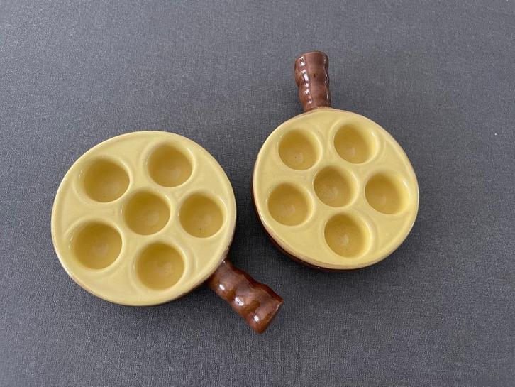 Set van 2 aardewerken schalen met 6 gaten voor slakken, Antiek en Kunst, Antiek | Keramiek en Aardewerk, Verzenden
