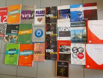 hoge school-unief boeken beschikbaar voor biedingen