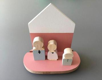 Houten huisje met 3 poppetjes en fotokadertje. beschikbaar voor biedingen
