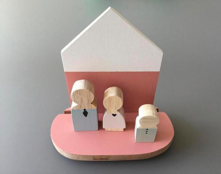 Houten huisje met 3 poppetjes en fotokadertje., Kinderen en Baby's, Speelgoed | Houten speelgoed, Nieuw, Overige typen, Ophalen of Verzenden