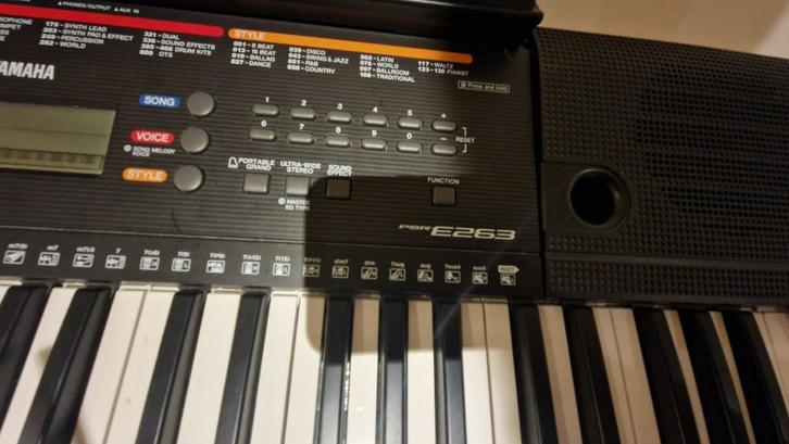 Yamaha PSR E263 met staander, Muziek en Instrumenten, Keyboards, Gebruikt, 61 toetsen, Yamaha, Ophalen
