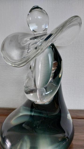 GESTILEERDE CHINESE FIGUUR IN GLAS beschikbaar voor biedingen