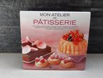 Farde de recettes Mon Atelier de Pâtisseries, Enlèvement ou Envoi, Comme neuf, Gâteaux, Tartes ou cupcakes, Livre ou Revue