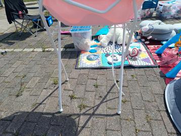 Babybad met badzitje in en op staander beschikbaar voor biedingen