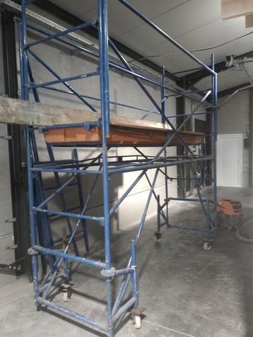 Stelling op wielen. Goede rolstelling. Ongeveer 5.5 m hoog., Enlèvement ou Envoi, Pliable ou rétractable/escamotable, Échelle
