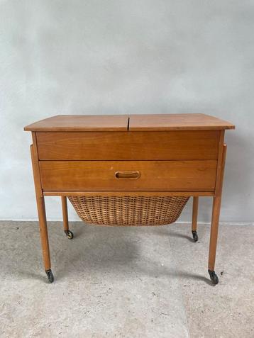 Vintage Deens teak kastje beschikbaar voor biedingen