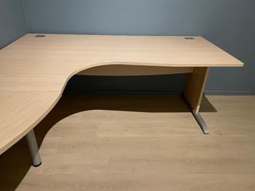 Bureau / hoekbureau beschikbaar voor biedingen