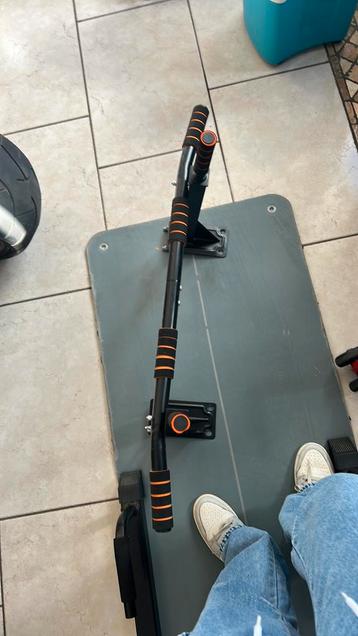 Optrek rek voor in muur beschikbaar voor biedingen