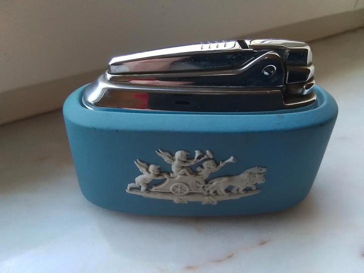 Vintage tafelaansteker van Wedgwood en Ronson, Verzamelen, Rookartikelen, Aanstekers en Luciferdoosjes, Zo goed als nieuw, Aansteker