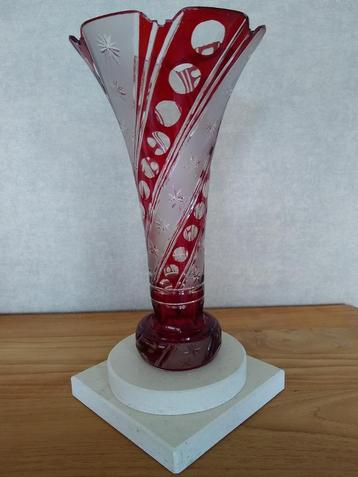 Oude rode geslepen kristallen vaas 30 cm beschikbaar voor biedingen