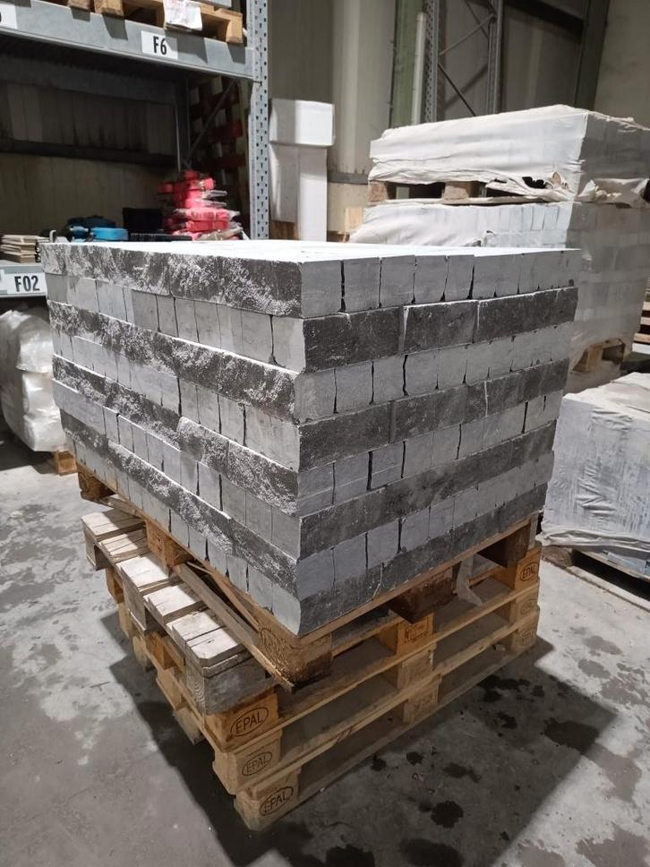 Partij GEKLOVEN STENEN in BLAUWE STEEN 480 stuks 20x8x8 cm, Doe-het-zelf en Bouw, Metselstenen, Nieuw, Natuurstenen, Ophalen