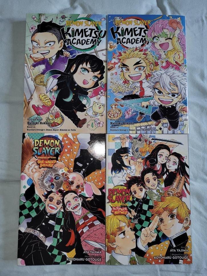 Demon Slayer Kimetsu Academy 4 &5 + Light Novels lot, Boeken, Strips | Comics, Zo goed als nieuw, Meerdere comics, Japan (Manga)