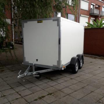 gesloten aanhangwagen beschikbaar voor biedingen