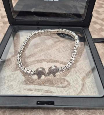 Prachtige tennis armband met crystals in mooie doos  beschikbaar voor biedingen