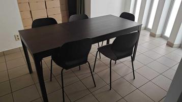 Zwarte- uitschuifbare (eet)tafel beschikbaar voor biedingen