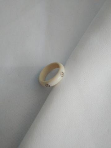 Vintage '70's 'faux' ivoor ring beschikbaar voor biedingen