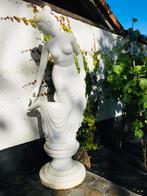Massief marmeren tuinbeeld op sokkel, Tuin en Terras, Tuinbeelden, Ophalen, Zo goed als nieuw
