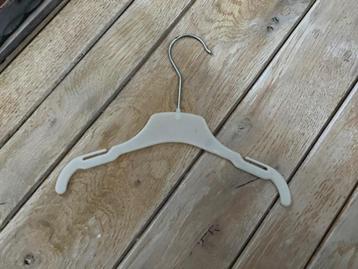 Witte kleerhanger peuter/ kleuter beschikbaar voor biedingen