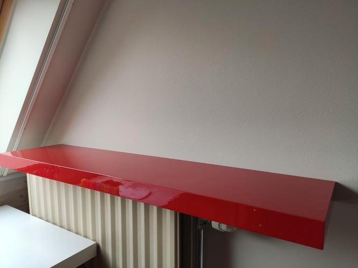 Rode, glanzende, zwevende wandplank 'LACK' van Ikea, Huis en Inrichting, Woonaccessoires | Wandplanken en Boekenplanken, Zo goed als nieuw