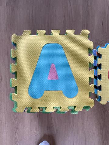 Vloertegels - letters en cijfers beschikbaar voor biedingen