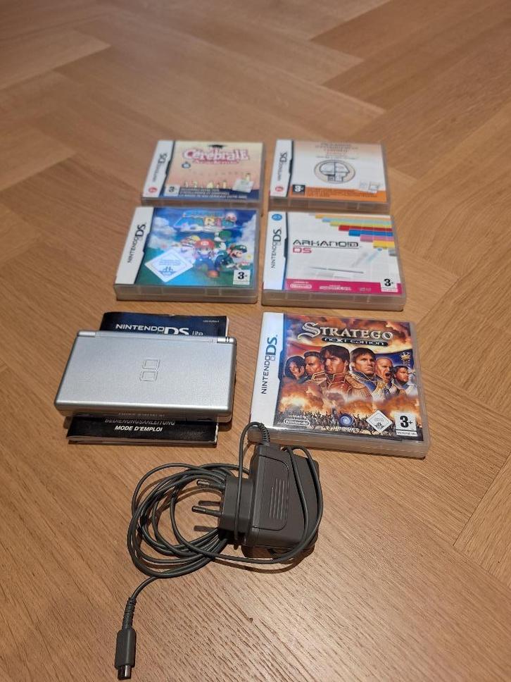 Nintendo - DS lite - Nintendo DS + 5 jeux, Games en Spelcomputers, Spelcomputers | Nintendo DS, Zo goed als nieuw, DS Lite, Zilver