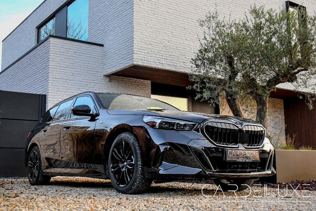 BMW 520 i M-SP-PRO !! PANO /TREKHAAK/ H&K / LED GRILL !!!, Auto's, BMW, Automaat, 1995 cc, 2000 kg, Zwart