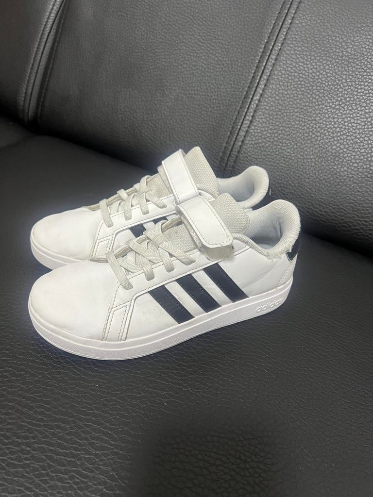 Adidas witte sneakers (maat 33), Ophalen, Zo goed als nieuw