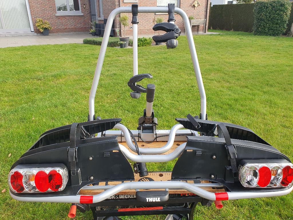 Fietsendrager Thule 915 met oprijgoot, Auto diversen, Fietsendragers, Zo goed als nieuw, Trekhaakdrager, 2 fietsen, Brede banden