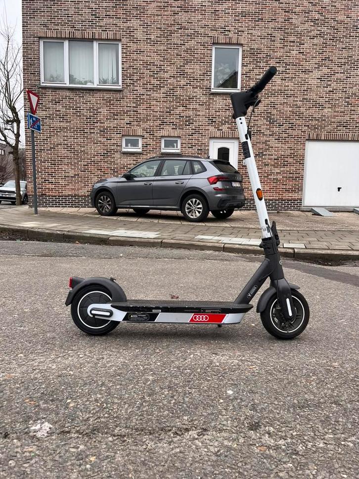 LIMITED EDITION Audi Ninebot G30D II, Fietsen en Brommers, Steps, Zo goed als nieuw, Elektrische step (E-scooter), Ophalen