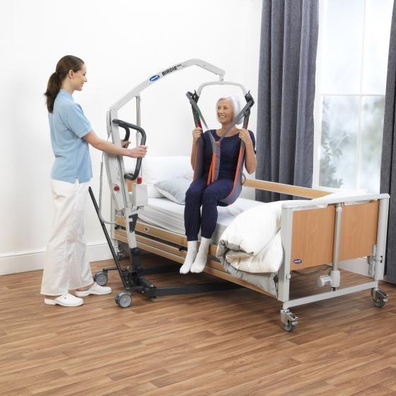 Passieve, elektrische tillift op wielen Invacare Birdie, Diversen, Verpleegmiddelen, Zo goed als nieuw, Ophalen