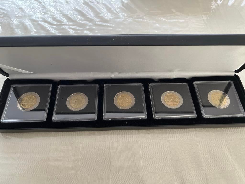 Koffertje met 5 x 2€ België in kapsels, Postzegels en Munten, Ophalen, Metaal, Setje