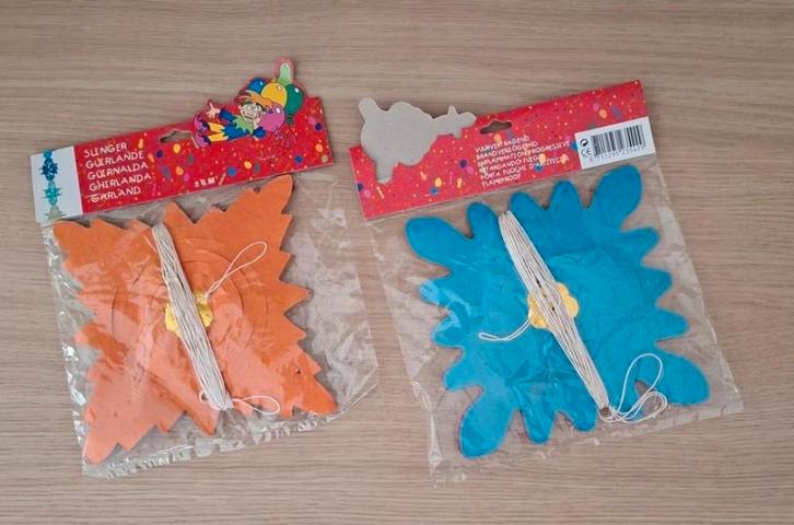 Nieuw: 2 papieren feestslingers (6 meter), Huis en Inrichting, Tafelkleden, Nieuw, Ophalen of Verzenden