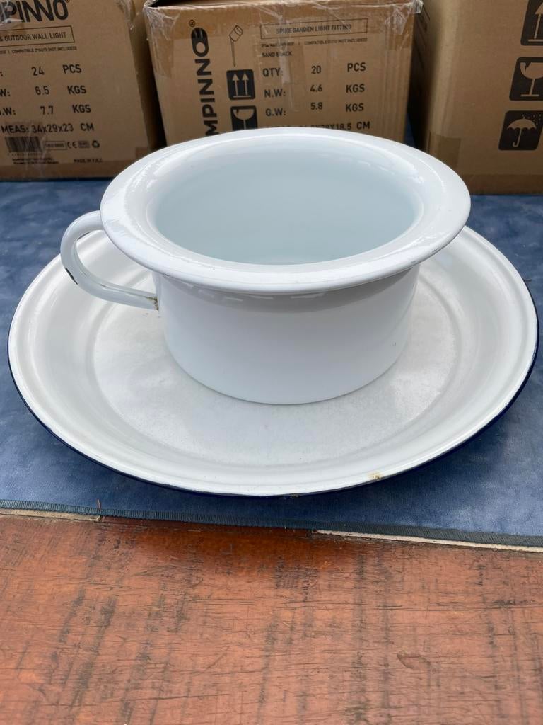 Grote emaille schaal en pispot, Ophalen