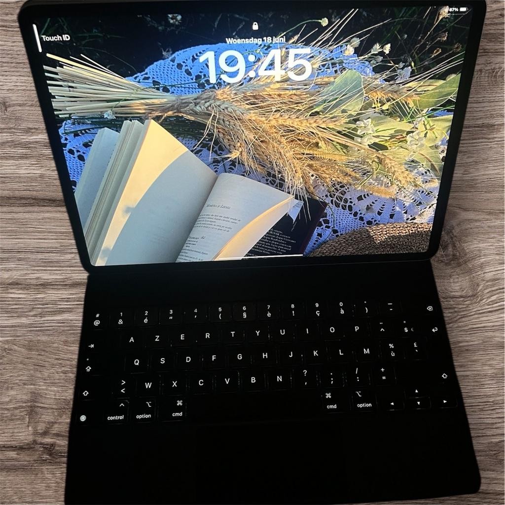 APPLE iPad air 13  256GB + APPLE Magic Keyboard nieuwstaat, Ophalen of Verzenden, Zo goed als nieuw, Apple