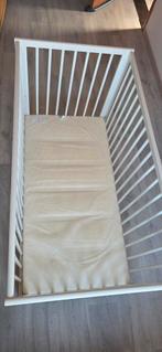 Babybed ikea met matras en zijplank, Enfants & Bébés, Parcs, Enlèvement, Comme neuf, Rectangulaire, Réglable en hauteur