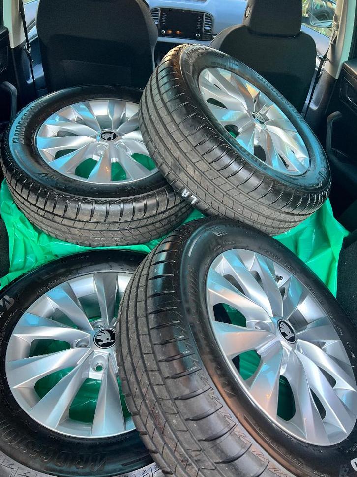 Banden en velgen Skoda, Auto-onderdelen, Banden en Velgen, Band(en), Zomerbanden, 16 inch, 215 mm, Personenwagen, Nieuw, Ophalen