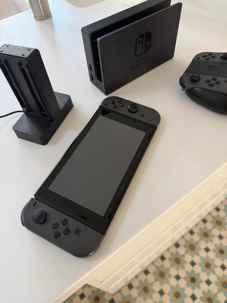 Nintendo Switch 1 met accessiores en oplaadstation, Games en Spelcomputers, Spelcomputers | Nintendo Switch, Zo goed als nieuw