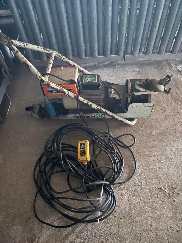 Hijslier met driepikkel, Ophalen