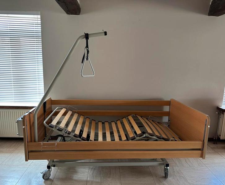 Ziekenhuisbed AKS S4 + alterneringsmatras, Diversen, Verpleegmiddelen, Zo goed als nieuw, Ophalen
