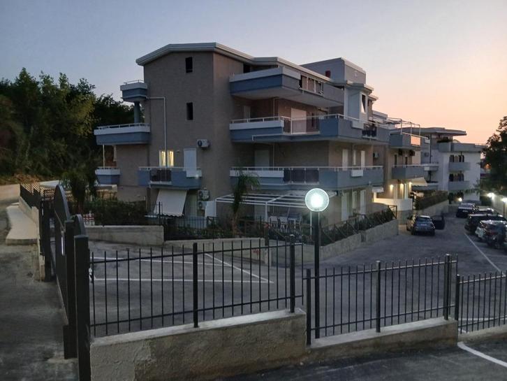 Prachtige nieuwbouw appartementen in calabria dicht aan zee, Immo, Buitenland, Italië, Appartement, Dorp